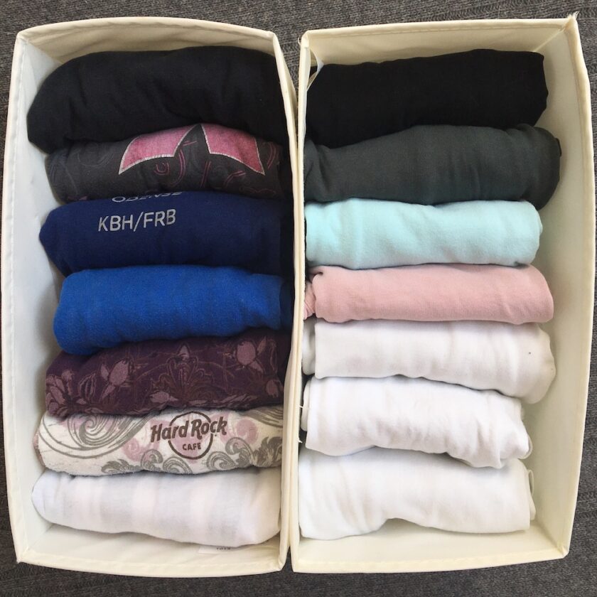 T-shirts i kasser, foldet på højkant - Tøj - KonMari en guide til at rydde op i dit tøj fra Bagvrk.dk