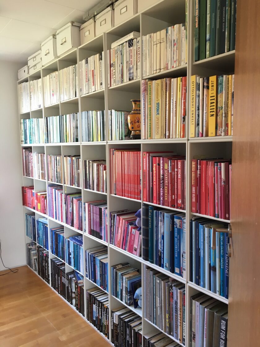 Vores bogreol før KonMari. Bagvrk.dk.