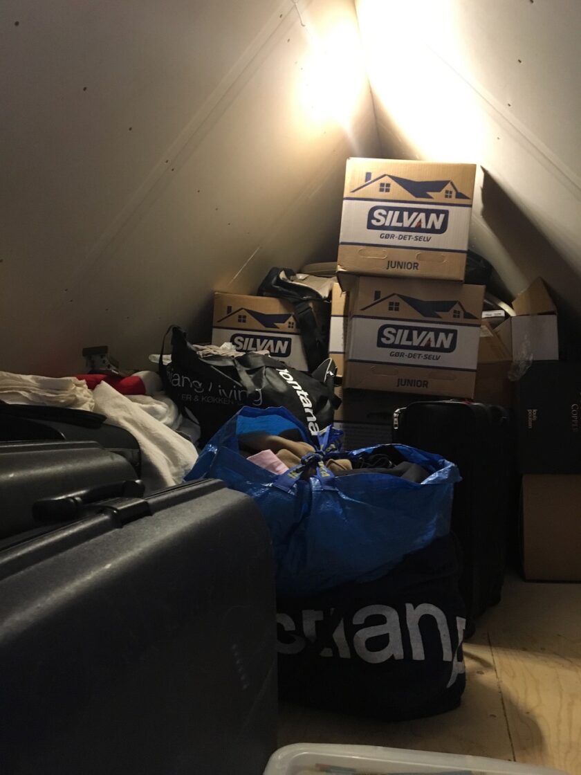 Vores proppede loftsrum før KonMari - Bagvrk.dk