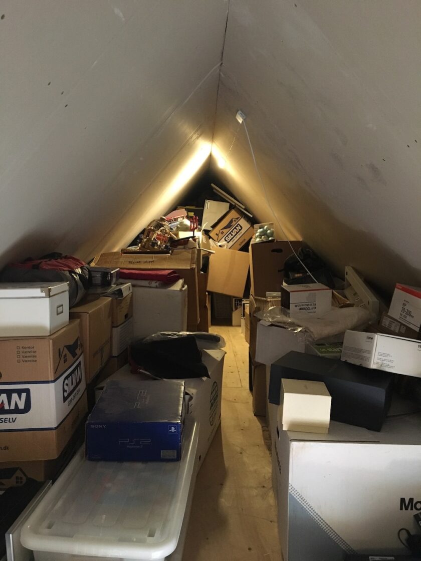 Vores totalt fyldte loftsrum før KonMari - Bagvrk.dk.