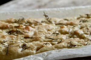 Focaccia med rosmarin og flagesalt - Bagvrk.dk