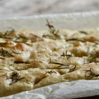 Focaccia med rosmarin og flagesalt - Bagvrk.dk