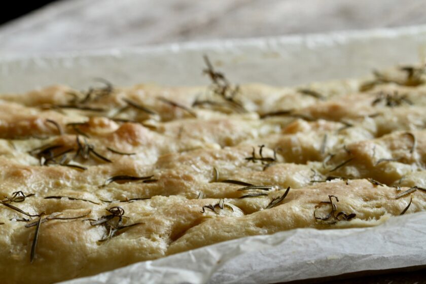 Focaccia med rosmarin og flagesalt - Bagvrk.dk