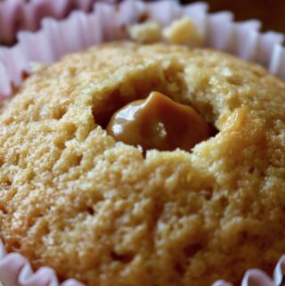 Muffins med flødetabletter med karamelcreme i midten - en lækker opskrift fra Bagvrk.dk
