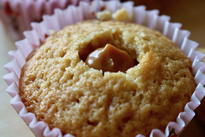 Muffins med flødetabletter med karamelcreme i midten - en lækker opskrift fra Bagvrk.dk