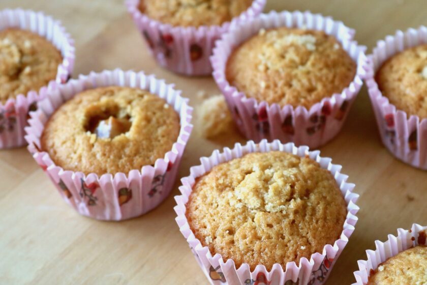 Muffin med karamelfyld, lukket med en lille kageprop - Bagvrk.dk