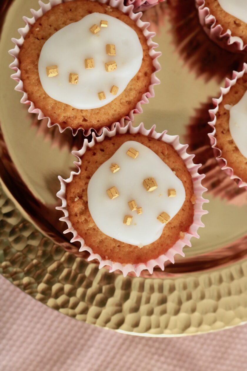 Muffins med flødetabletter, karamelfyld og glasur - Bagvrk.dk