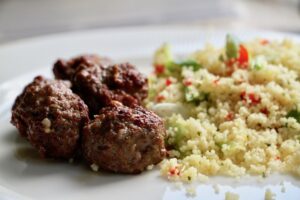 Köfte og couscoussalat - en supernem opskrift fra Bagvrk.dk