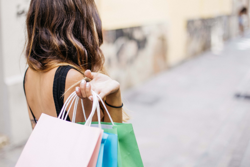 Shop med nærvær - kvinde med poser - Mandagstip - Bagvrk.dk