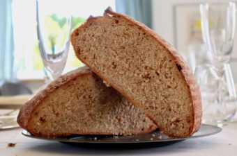 Snit igennem koldhævet brød med soltørrede tomater - Bagvrk.dk