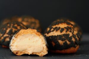 Halloween vandbakkelse med abrikoscreme choux au craquelin Bagvrk.dk