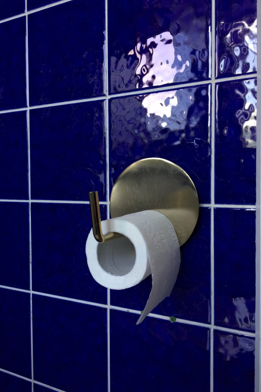 Toiletrulleholder Housedoctor messing guld blå fliser Bagvrk.dk