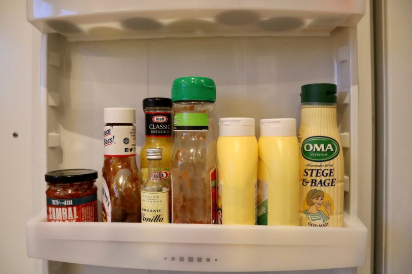 Køleskabslåge hylde med saucer mandagstip Bagvrk.dk