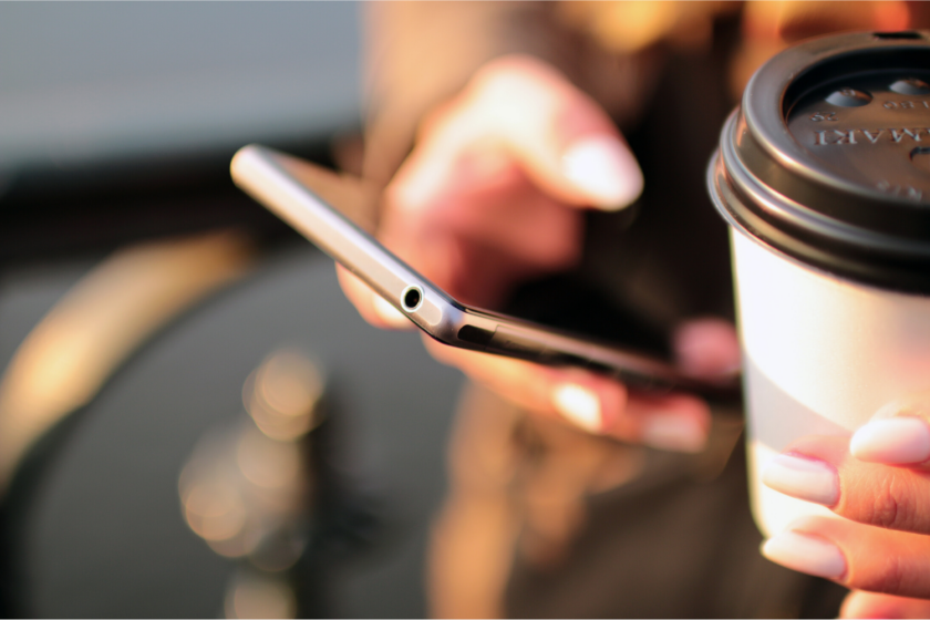 Mobiltelefon, kaffe, bliv lægger Bagvrk.dk