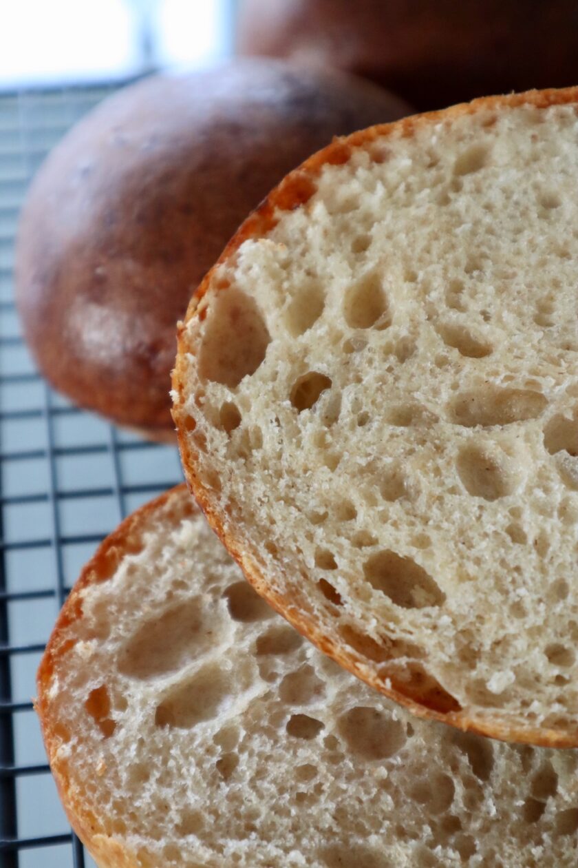 Brioche med surdej højformat snit krumme Bagvrk.dk