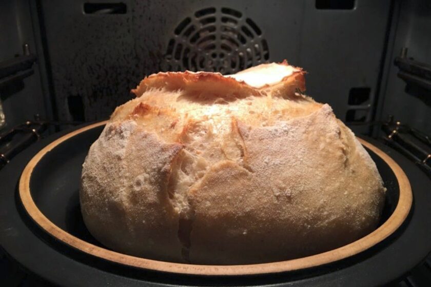 Glæden ved det perfekte surdejsbrød når man tager låget af Bagvrk.dk