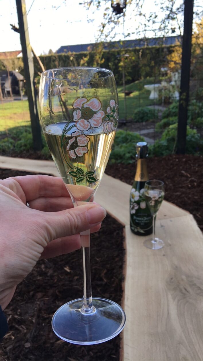 Champagne ved den nye bålplads bålbænk DIY Perrier Jouet Bagvrk.dk