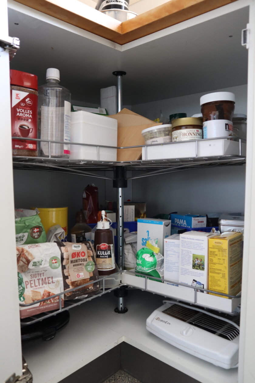 Hjørneskab med kolonial Konmari Komono køkken Bagvrk.dk
