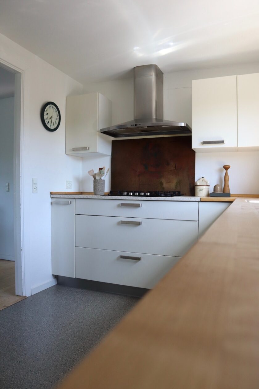Kvik køkken med god bordplads Komono køkken Konmari Bagvrk.dk