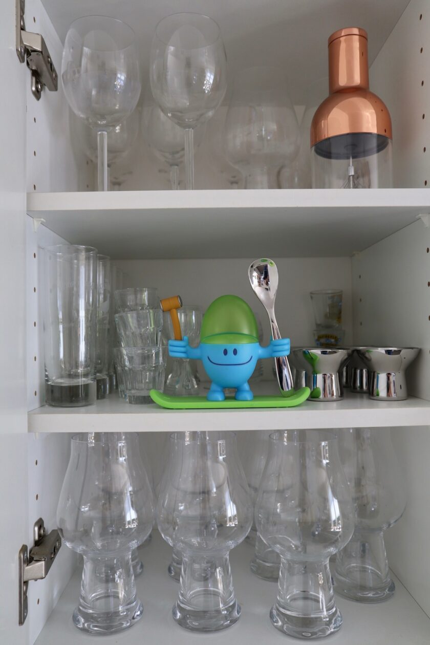Overskab med glas og æggebægre Bagvrk.dk