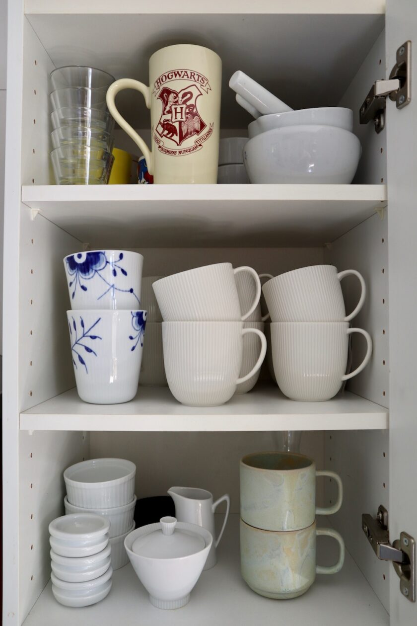 Overskab med krus Køkken Komono Konmari Bagvrk.dk