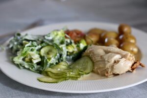Grydestegt kylling med agurksalat og skilt sovs Bagvrk.dk