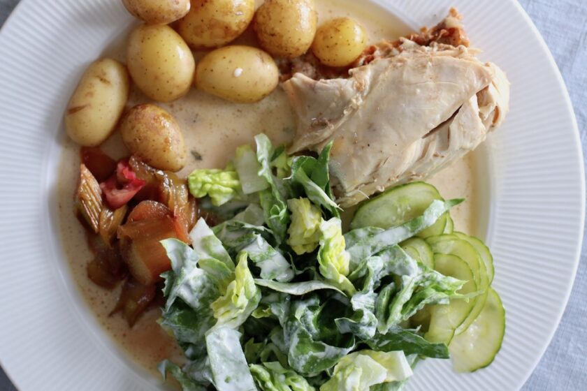 Grydestegt kylling med det hele rabarberkompot agurkesalat mormorsalat Bagvrk.dk