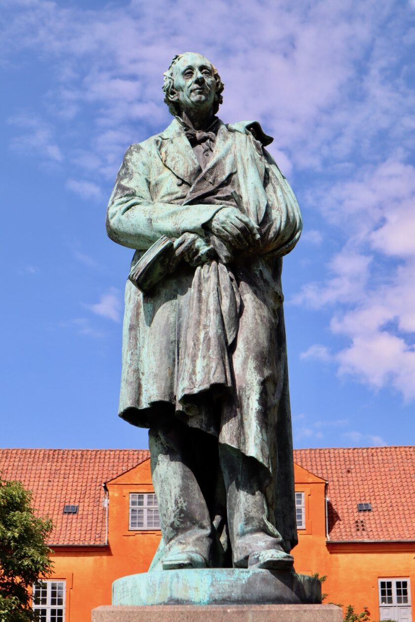 HC Andersen statue Eventyrhaven Odense Bagvrk.dk