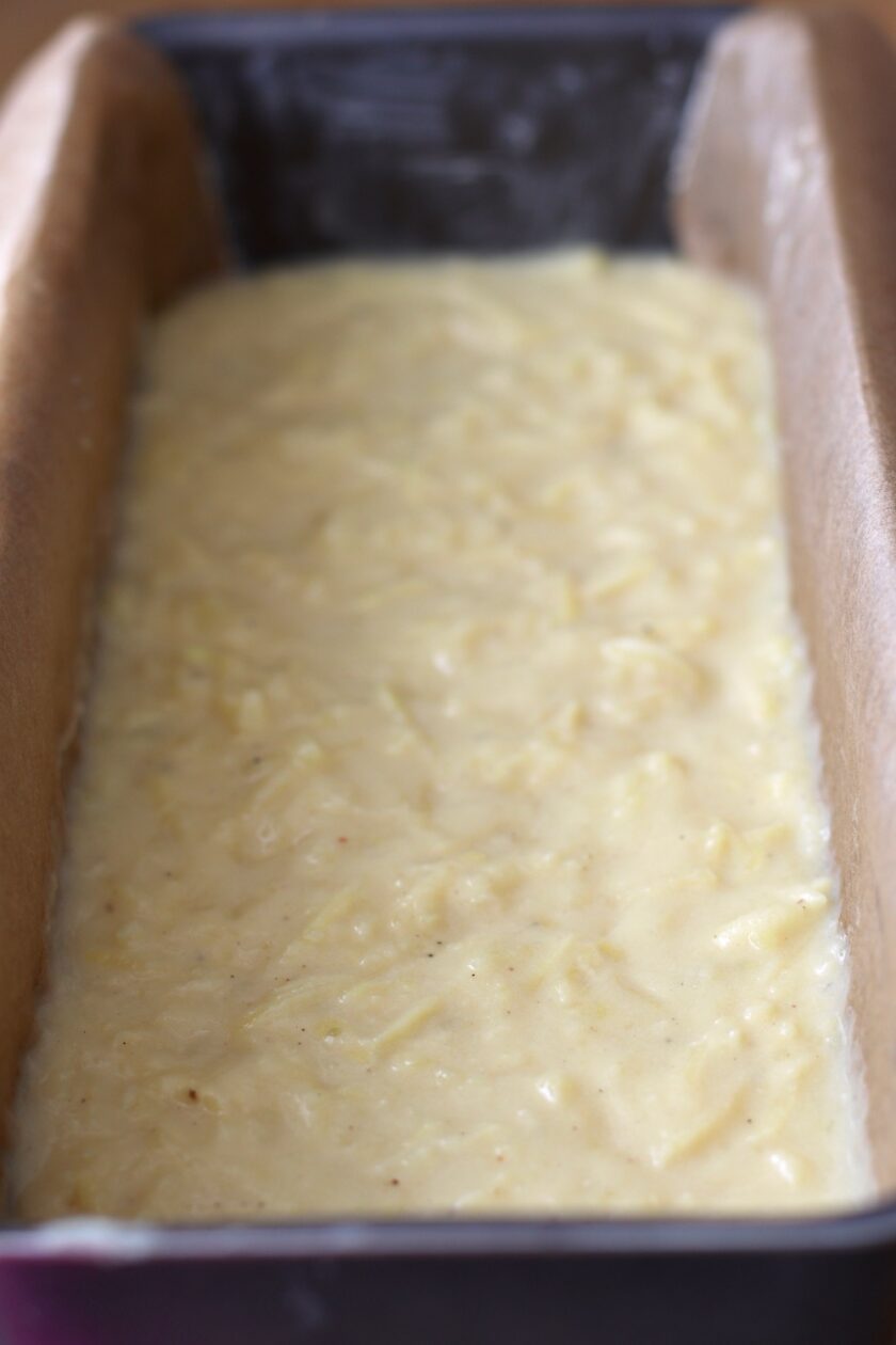 Kartoffelmassen fyldes i brødformen og glattes ud Bagvrk.dk