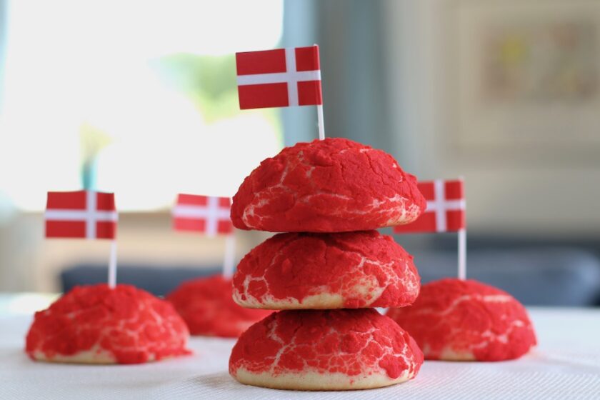 Røde farvede sandwichboller med flag Bagvrk.dk