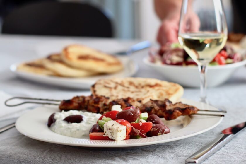 Græsk måltid med fladbrød, tzatziki, souvlaki og græsk salat Bagvrk.dk