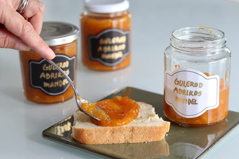 Abrikos-gulerodsmarmelade på brød Bagvrk.dk