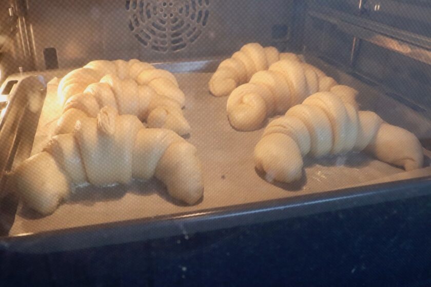 Croissanterne hæver op i ovnen Bagvrk.dk