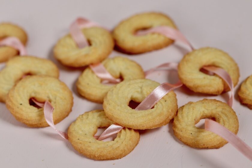 Vanillekranse med sprøjtepose rosa bånd Bagvrk.dk