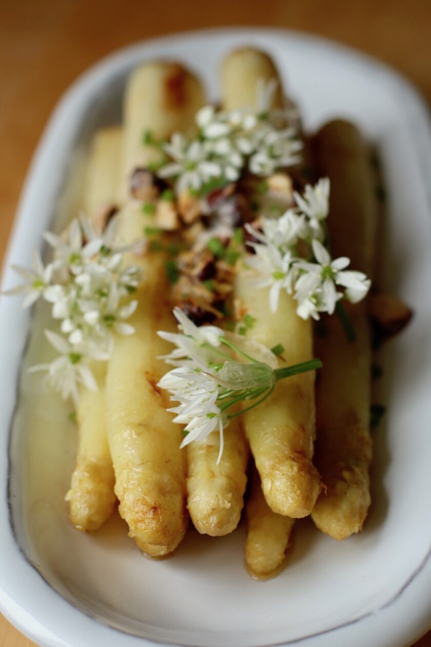 Hvide asparges med brunet smør Bagvrk.dk