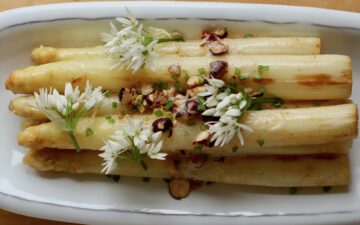 Hvide asparges med brunet smør og hasselnødder Bagvrk.dk udvalgt