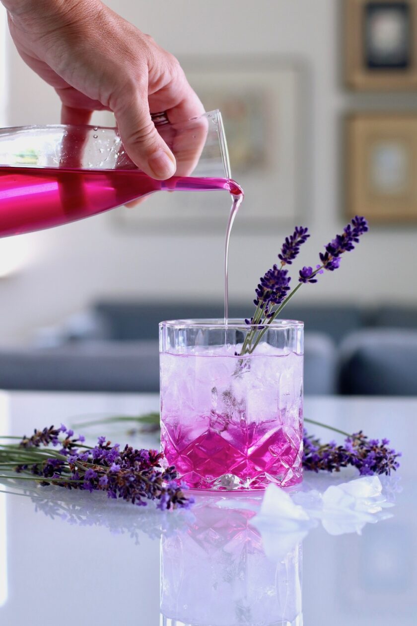 Lavendelsirup hældes i drink Bagvrk.dk